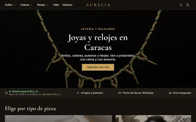 Inicio de una joyería: collares sobre fondo oscuro y un botón para agendar una cita