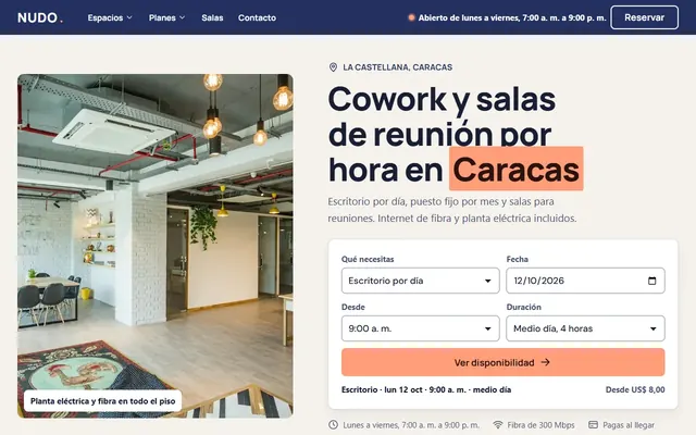 Inicio de un cowork con una sala luminosa y un formulario con fecha, hora y duración