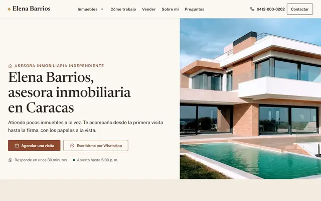 Inicio de una asesora inmobiliaria con una casa moderna con piscina y botón para agendar una visita